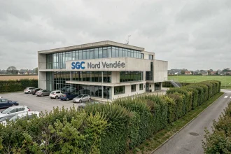 Façade extérieure du SGC Nord Vendée avec panneau d'entrée visible et parking