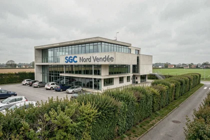 Façade extérieure du SGC Nord Vendée avec panneau d'entrée visible et parking